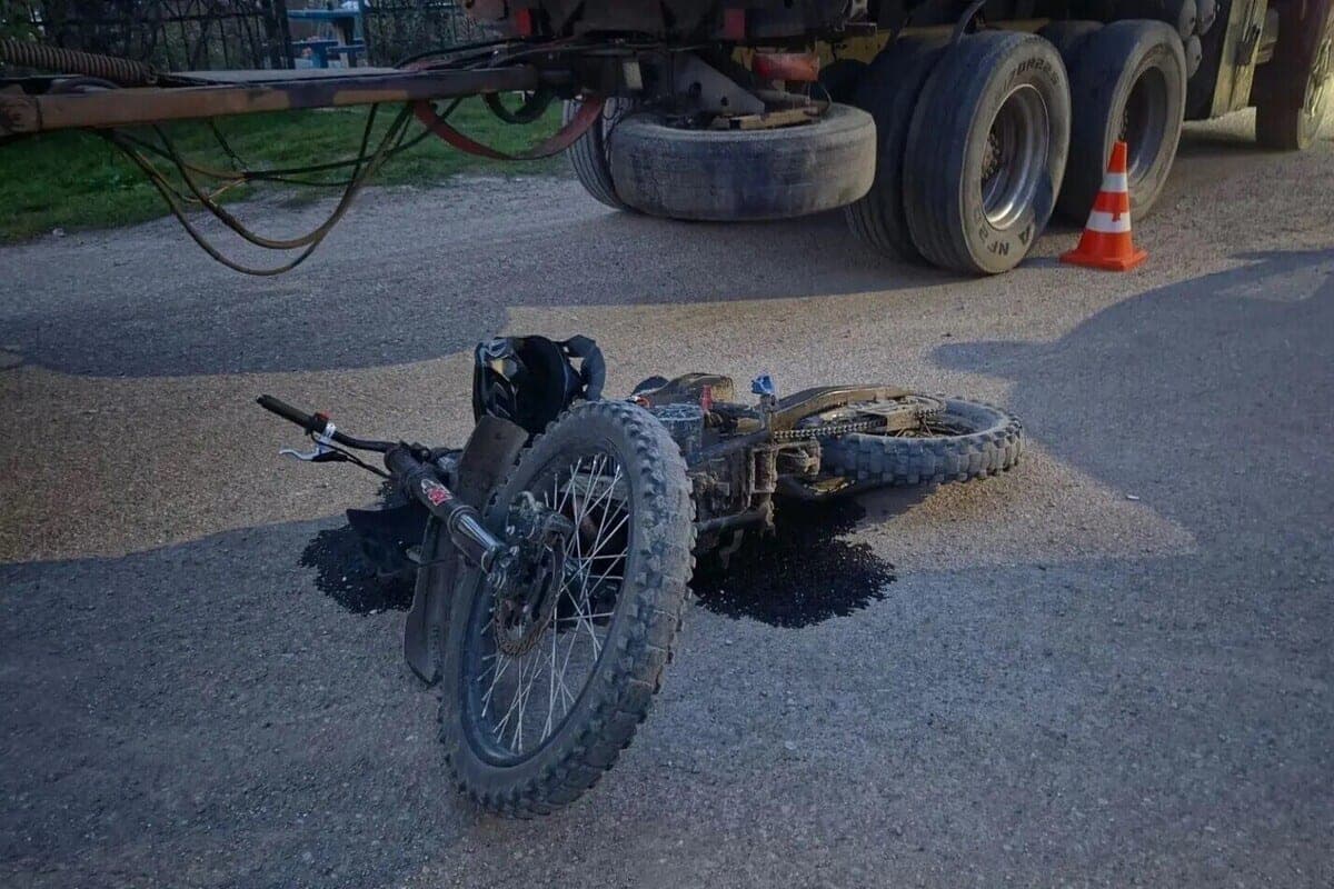 In Stavropol 17-year-old teenager on a pitbike died in an accident with a truck