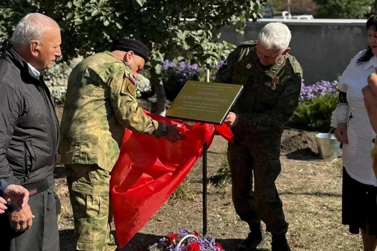 A police officer took part in the opening of the Alley of Memory in Rovenki