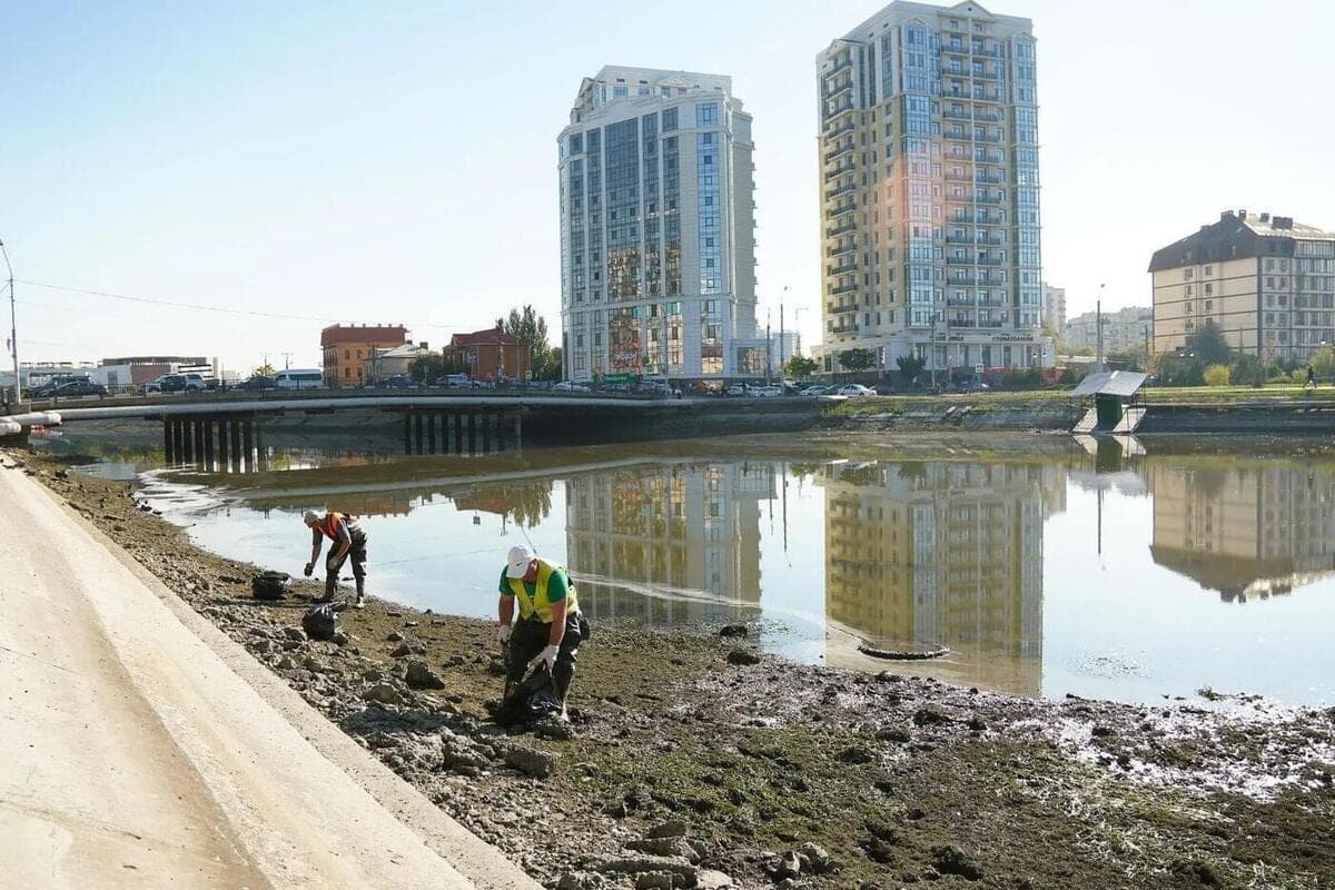 The bottom of the Astrakhan canals is cleaned after the water level decreases