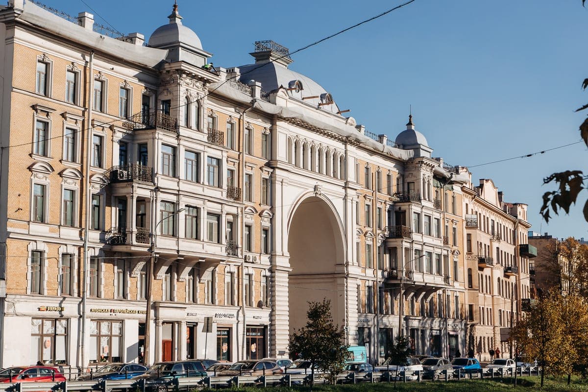 Капремонт дома Поршнева со сдававшимся под выпас коров участком почти закончили