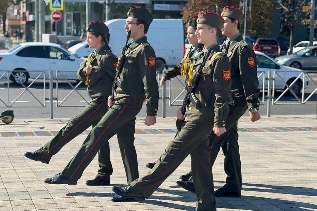 В Краснодаре школьники и студенты вновь заступили на Пост № 1 у Вечного Огня