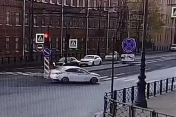 Таксиста занесло на повороте и вынесло прямо на пешехода на Суворовском