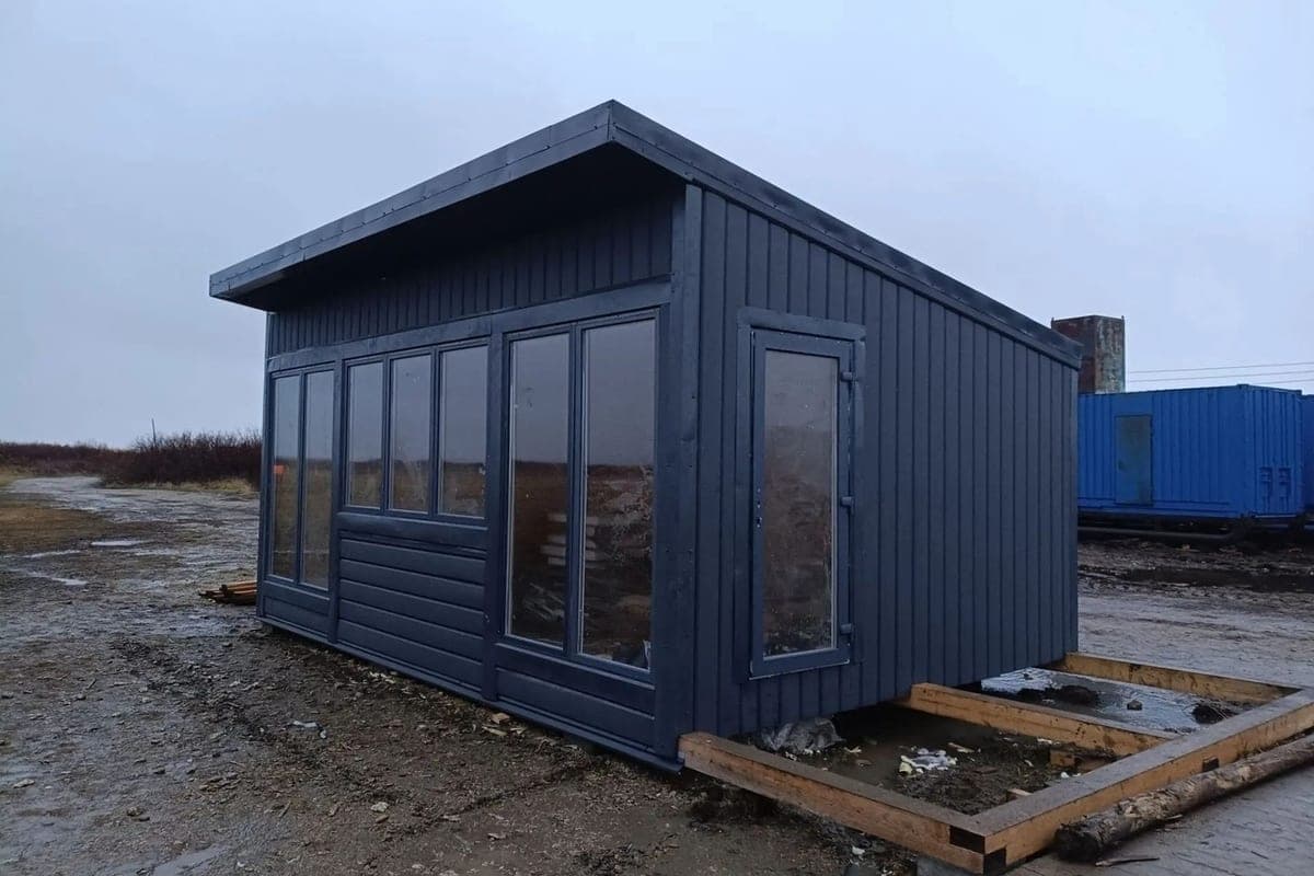 Indiga Airport completes assembly of the waiting pavilion for passengers