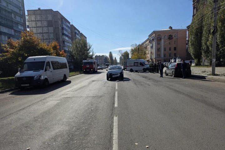 Два ДТП парализовали движение у школы №12 в Пскове