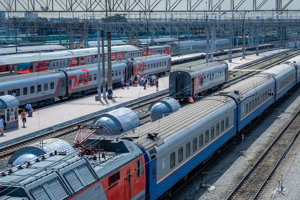 Chelyabinsk teenagers skated on the roof of the train for fame in social networks