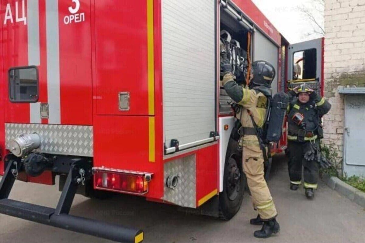 In the Orel region rescuers had to open the door to the house of an elderly woman