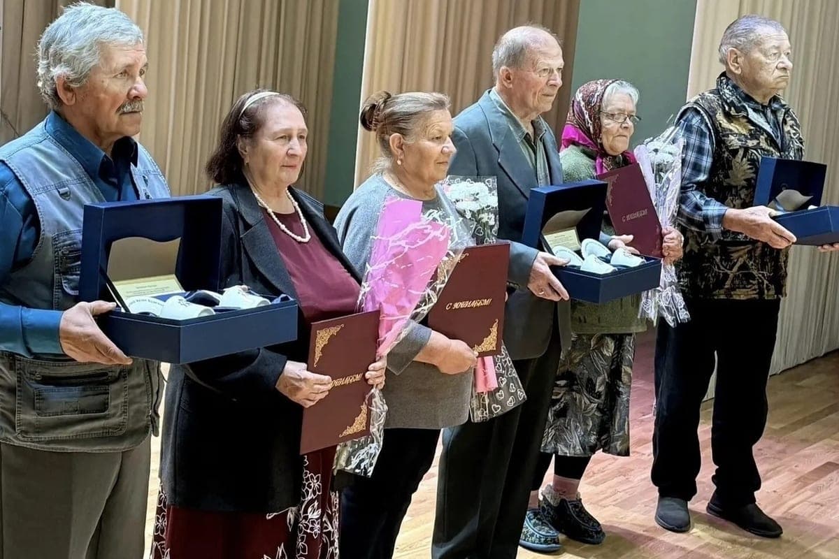 In der Region Kursk gratuliert Paaren mit 50 und 55 Jahren gemeinsamem Leben
