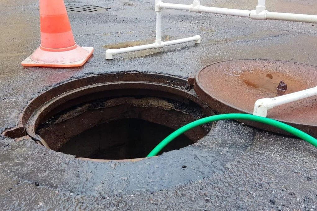 В Черняховске «Водоканал» предостерегли из-за провала плитки у смотрового колодца