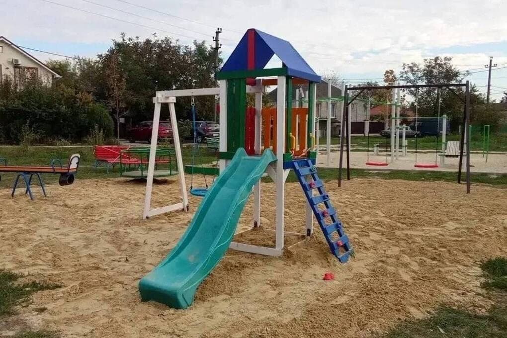 В селе под Анапой установили качели, карусель и игровой комплекс
