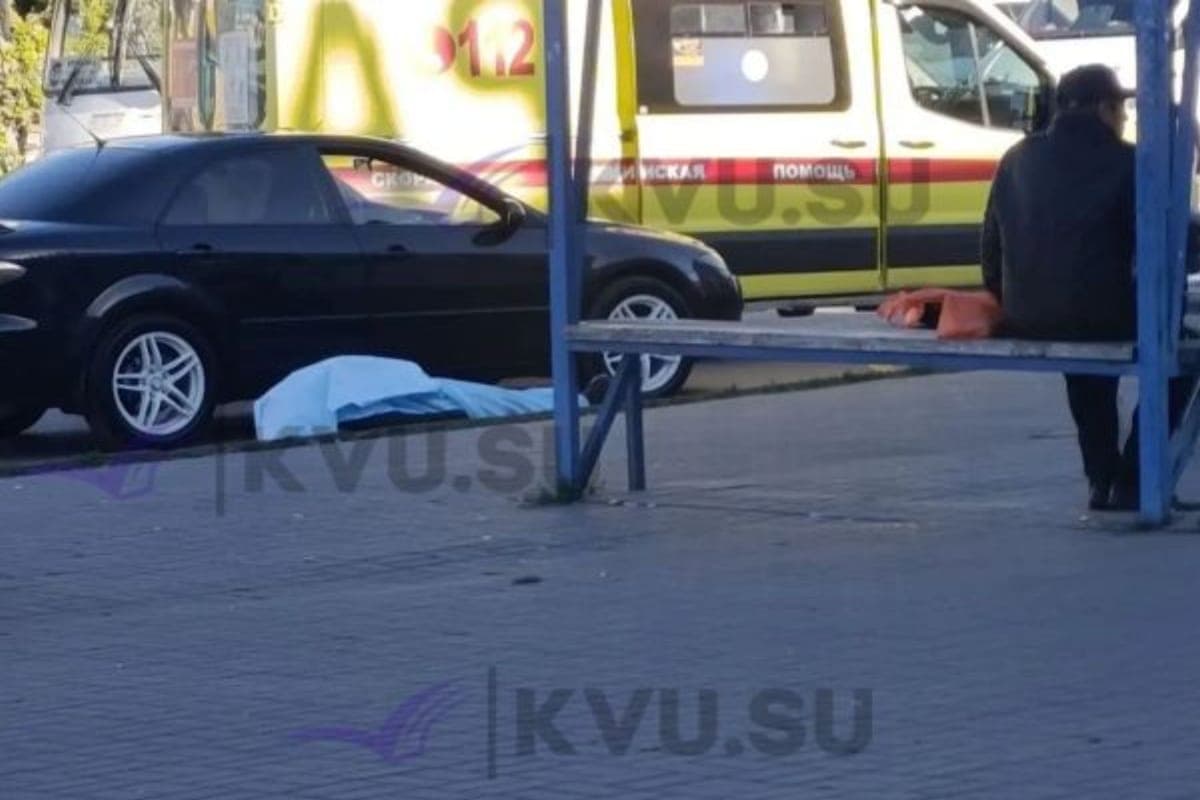 In Shakhty auf der Straße in der Nähe der Bushaltestelle fanden die Toten