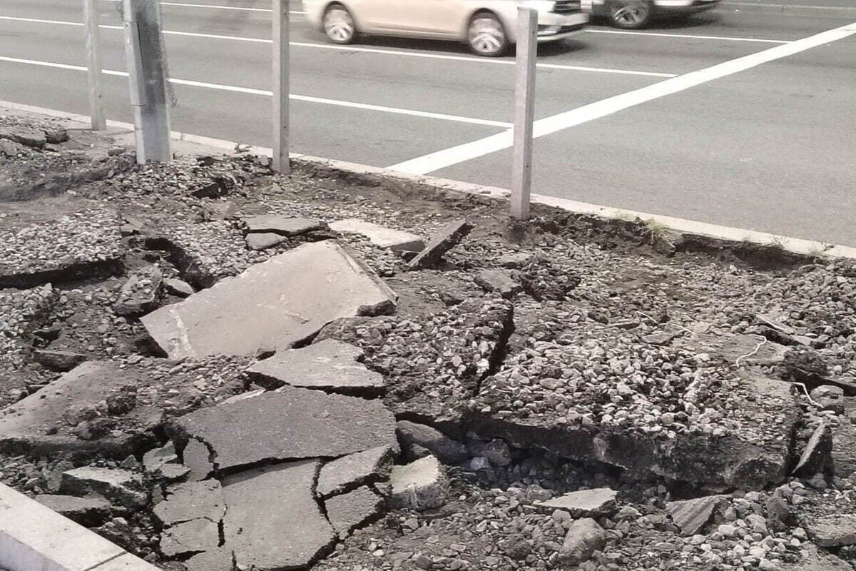 On the ground near the houses in Vsevolozhsk found a landfill of asphalt scrap and soil