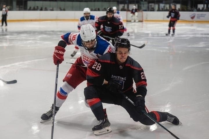La rondelle de la 46e minute n'a pas sauvé les joueurs de hockey de l'Arctique de la défaite sur la glace domestique