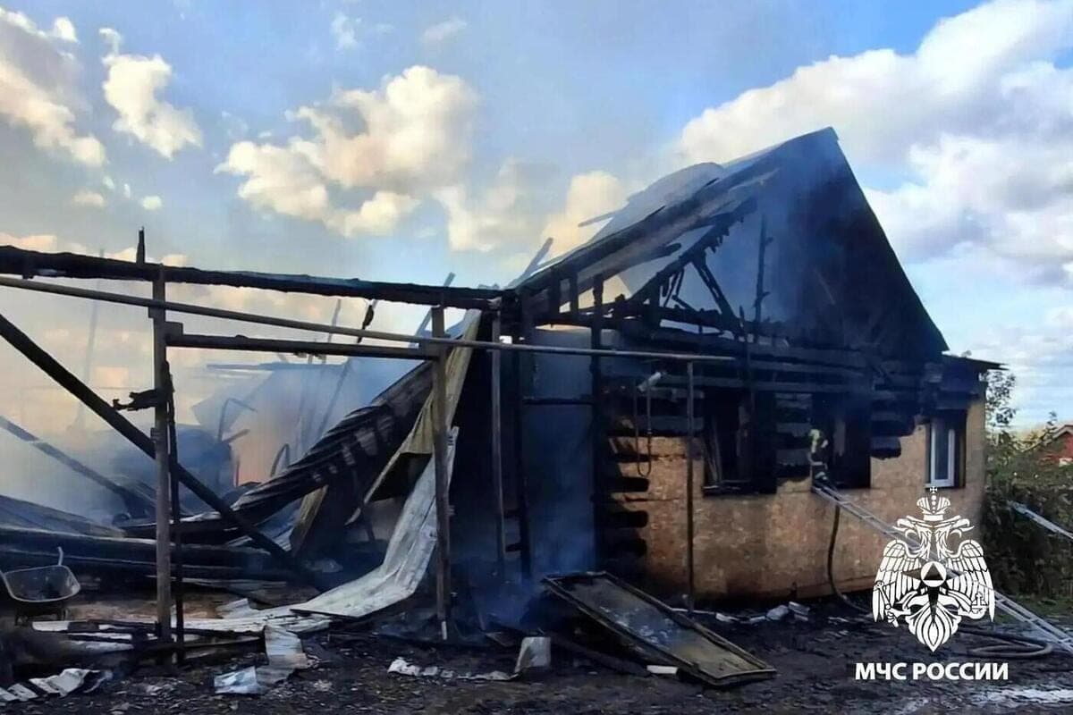 В Алатыре пожар уничтожил жилой дом, соседнее хозяйство удалось спасти