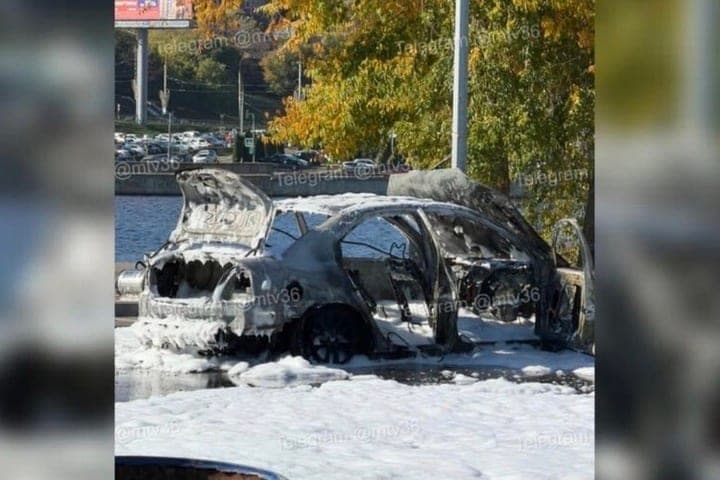 In Woronesch auf der Tschernava-Brücke verbrannt Ford