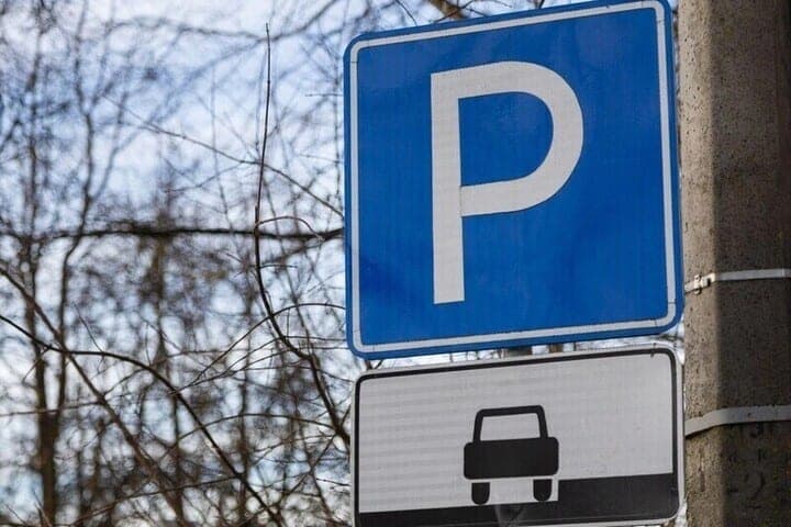 С 1 ноября автостоянки у «Петергофа» перейдут на зимний режим оплаты