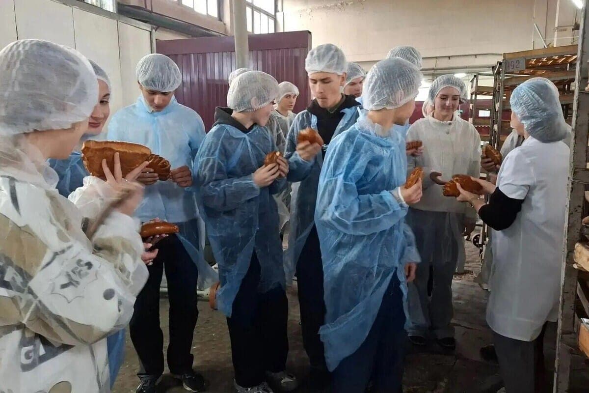 Berdyansk schoolchildren told about the work of the bakery