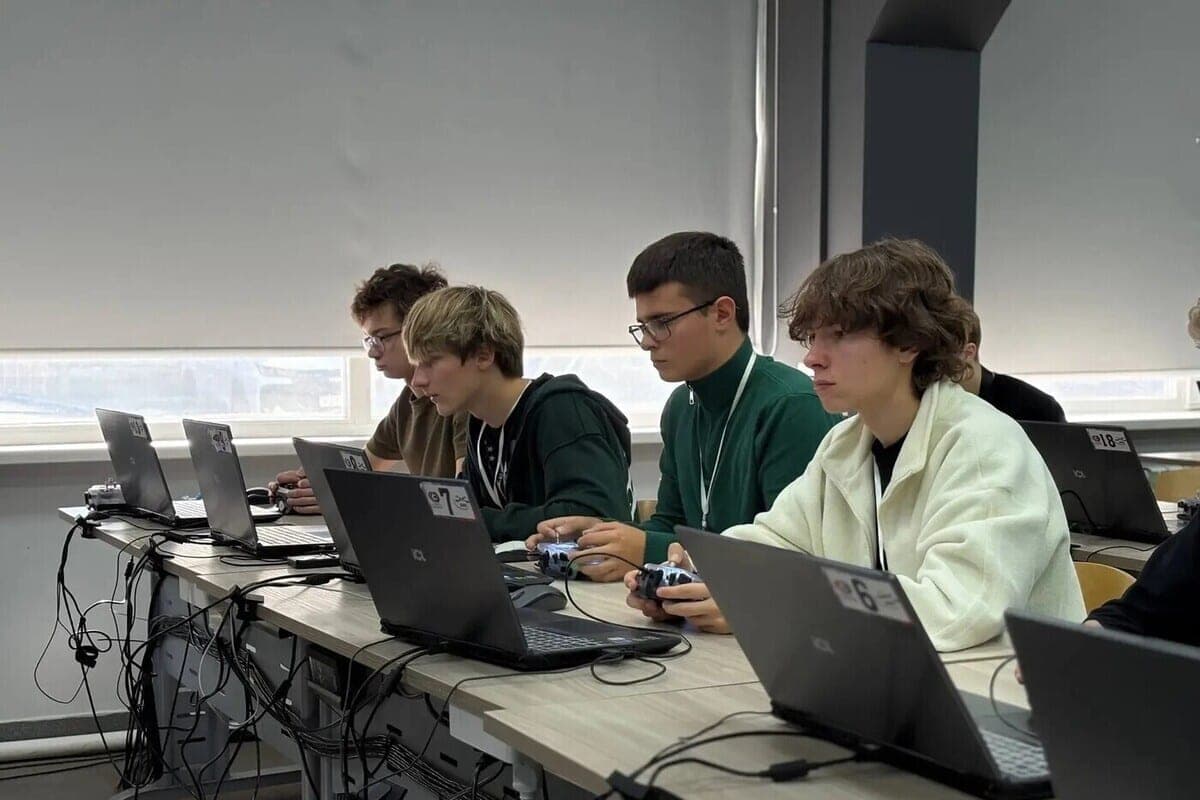 Schoolchildren and students of Ryazan took part in the tournament on robotics