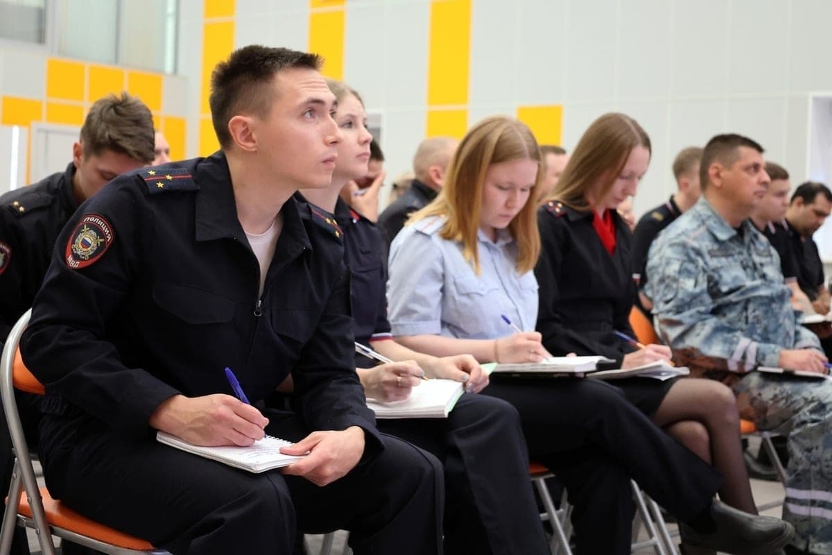 От Нюрнбергского процесса до служебного долга: о чём говорили полицейские НАО