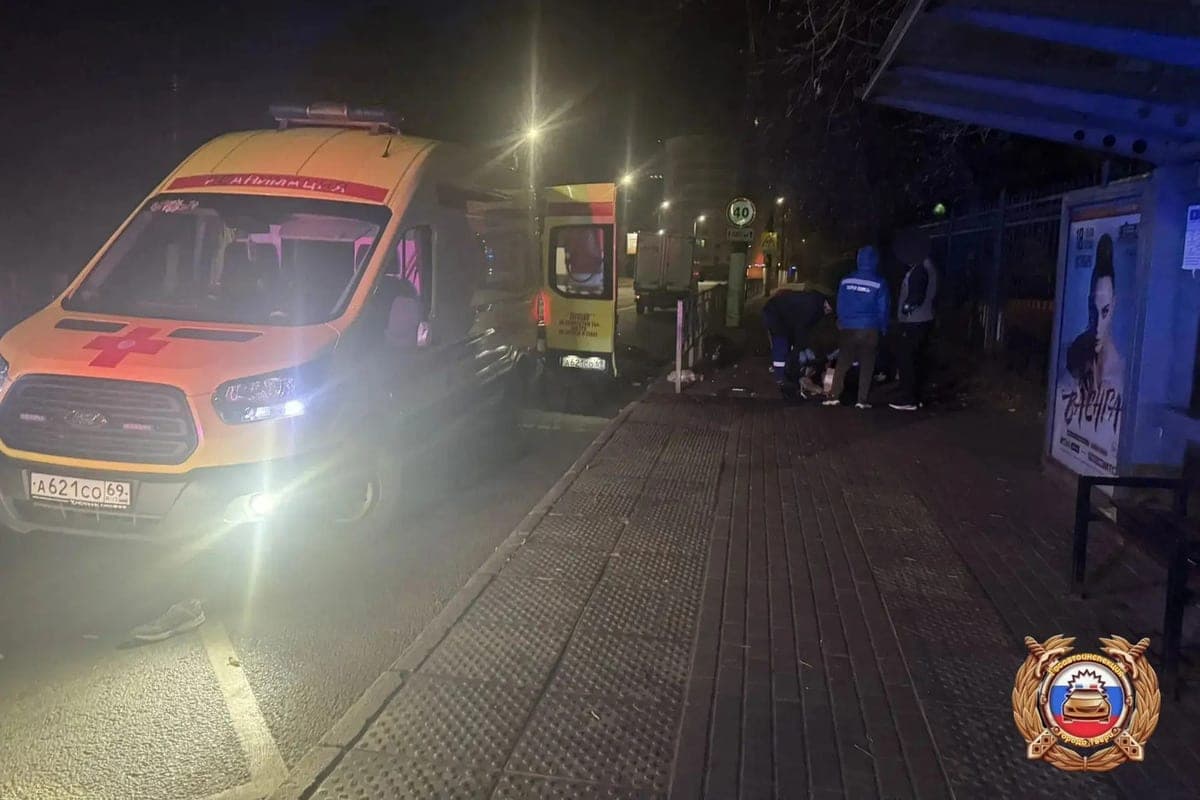 Водитель электровелосипеда влетел в забор около остановки в Твери и попал в больницу