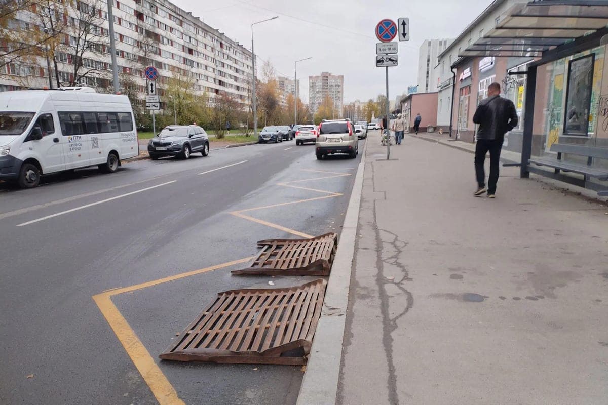 Shop ramps occupied a bus stop on Ivan Fomin