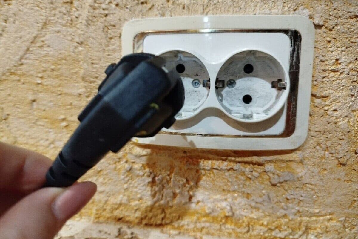 How not to shander on the wiring and not burn on it. EMERCOM of the Murmansk region advised to inspect the electrician