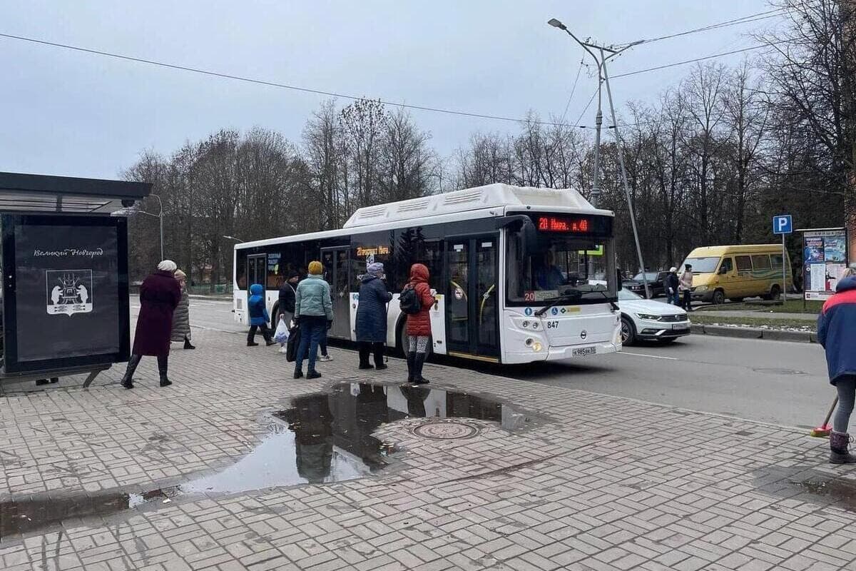 Александр Дронов поздравил новгородских водителей с профессиональным праздником
