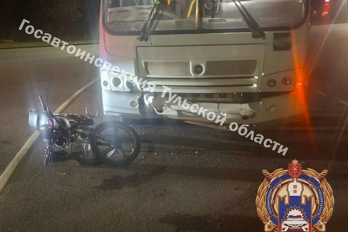 In Shchekino, a moped driver without a license flew into the bus