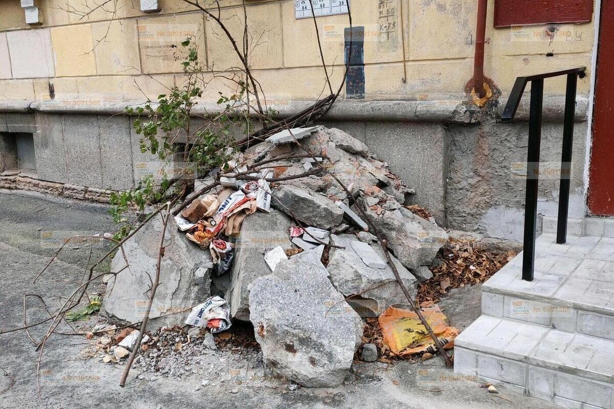 Artfully laid pile of stones near the house in the Kirov district struck residents