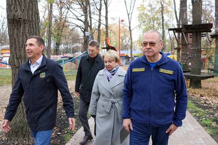 Губернатор проинспектировал обновленный парк Белинского
