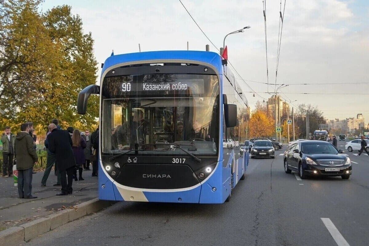 От Финского залива до Невского проспекта за одну поездку: как запуск троллейбуса № 90 стал маркером зрелости намыва Васильевского острова