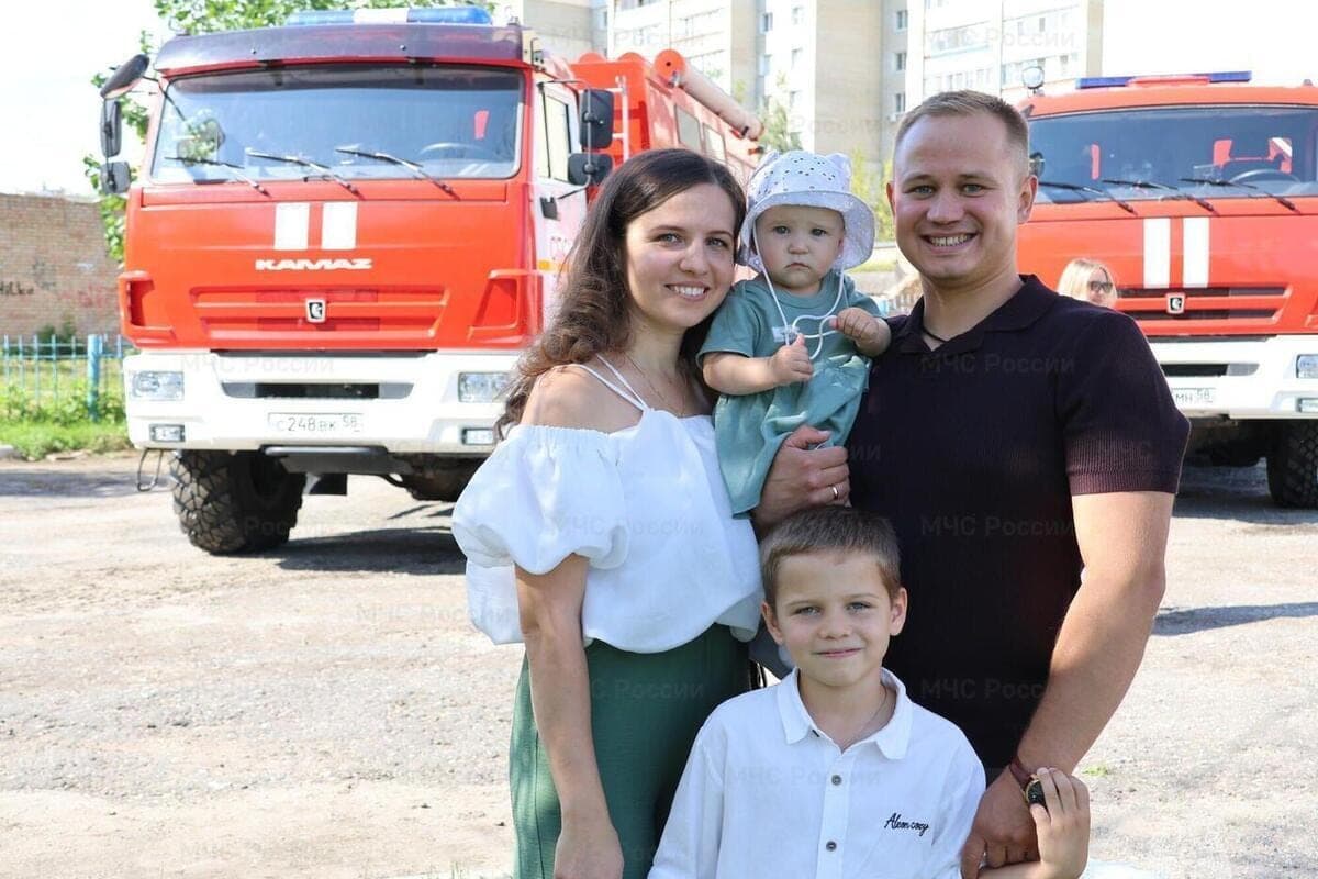 Пензенские спасатели-отцы принимают поздравления