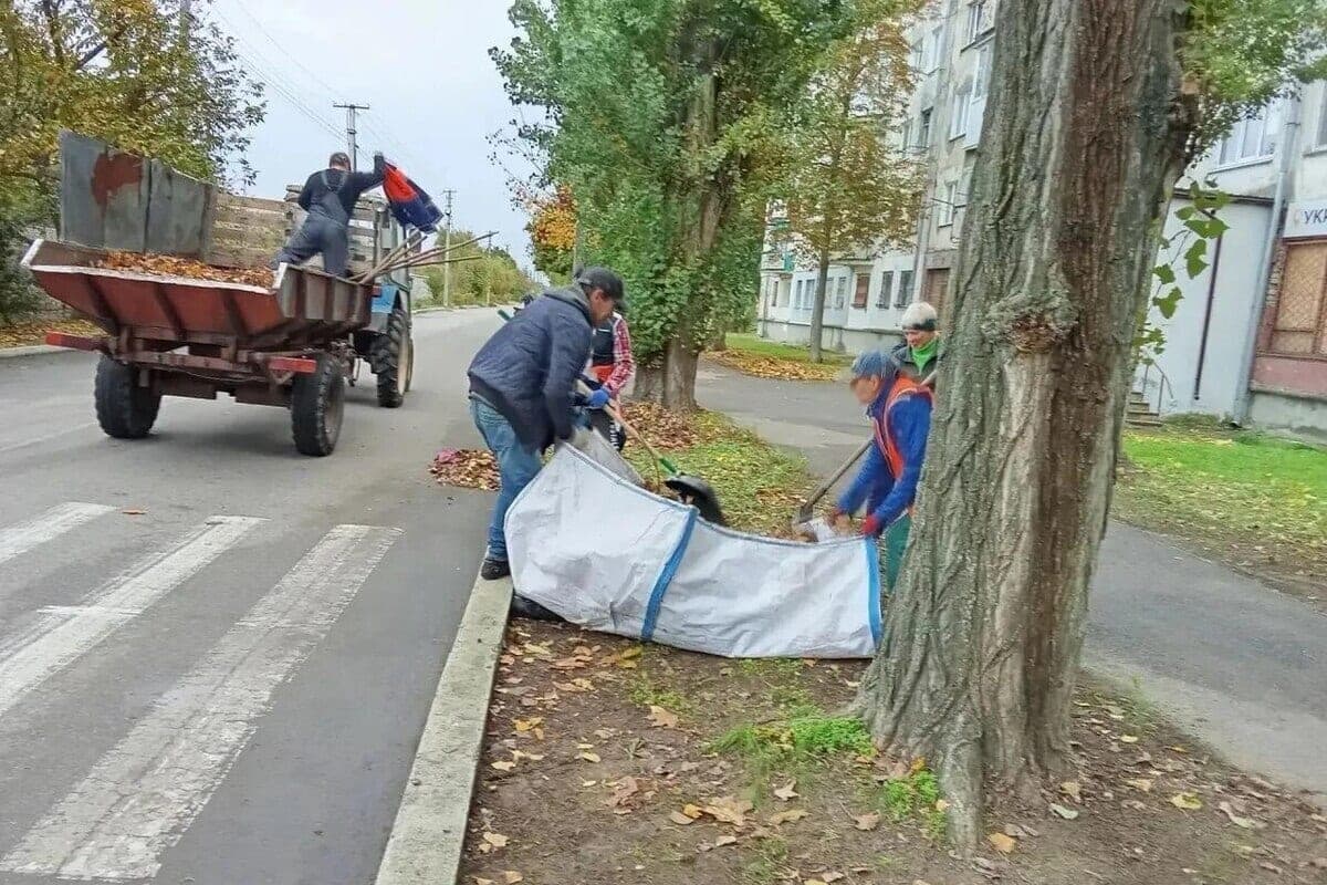 В Новокаховском округе коммунальщики продолжают благоустройство