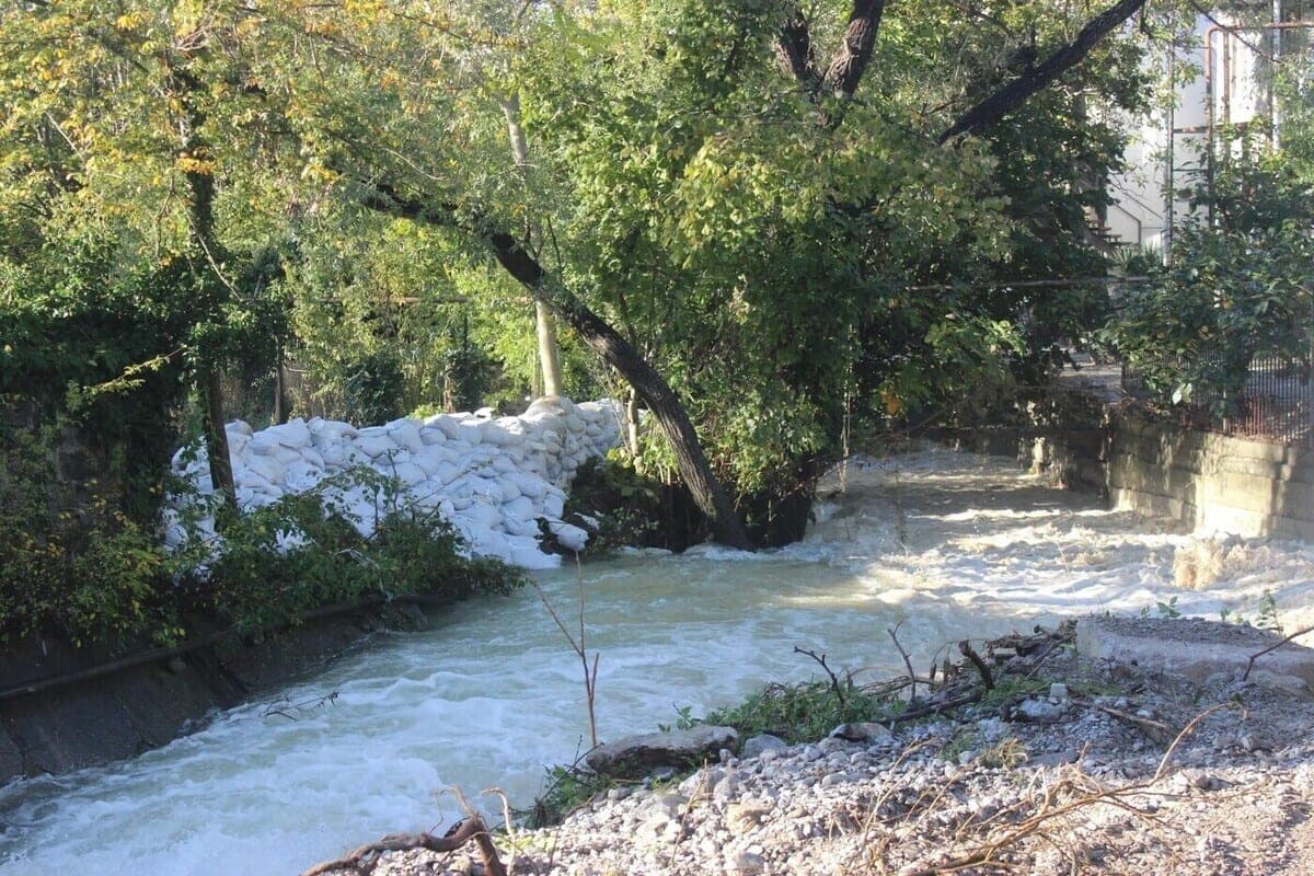 В Большой Ялте за ночь освободили от воды 14 объектов: подтопленными остаются 17