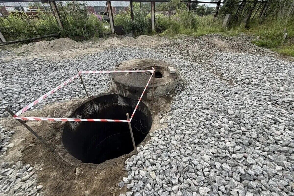 From a muddy and muddy well, sewage rivers flowed to the shore of the Kola Bay