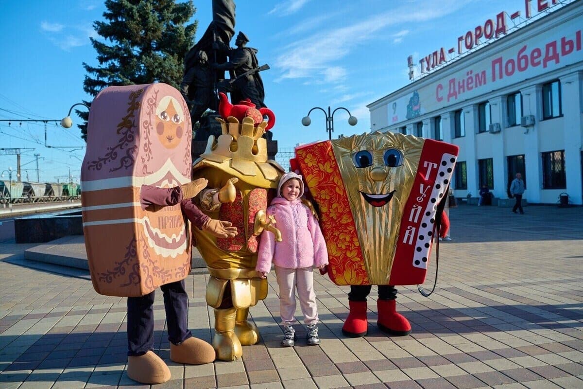 In Tula, a giant gingerbread and samovar met the tourist train “Taste of the era”