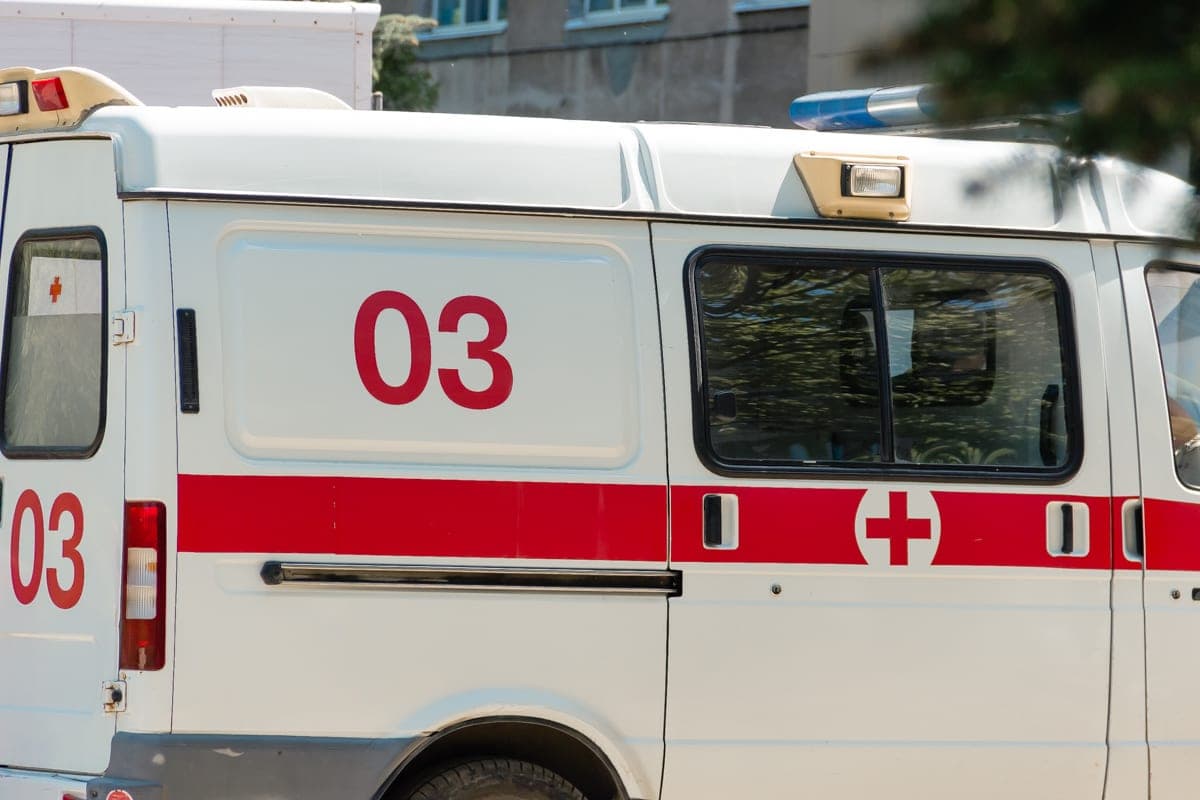 Two teenagers on a motorcycle flew to the ditch, both hospitalized