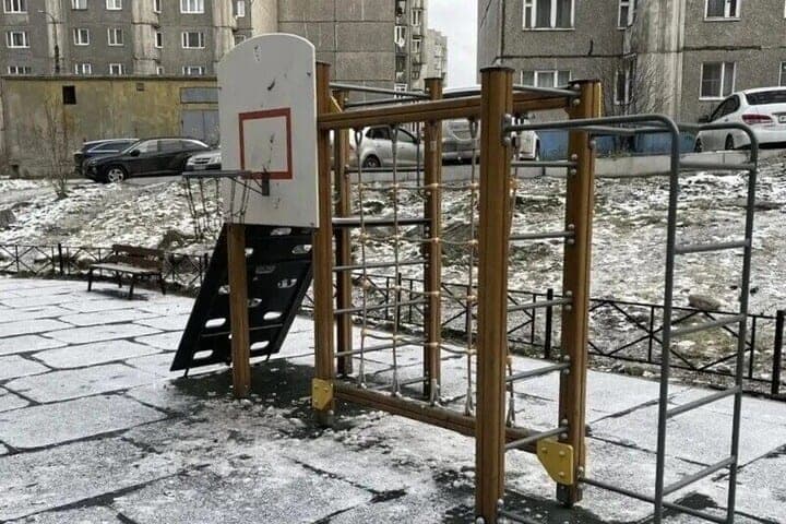 Lebedev a fait rapport sur le nettoyage et la réparation des terrains de jeux à Murmansk