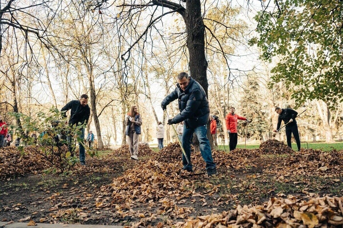Курский губернатор Хинштейн принял участие в субботнике