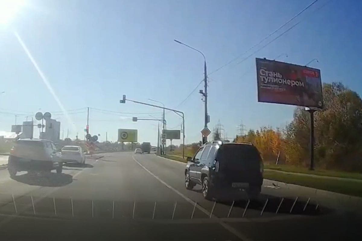 The SUV almost hit people on "zebre" in Tula
