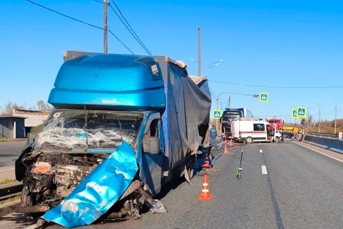 Deux personnes ont été blessées dans un accident sur la route M-10 dans le district de Chudovski