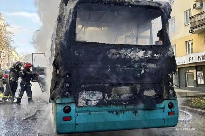 В центре Донецка загорелся пассажирский автобус