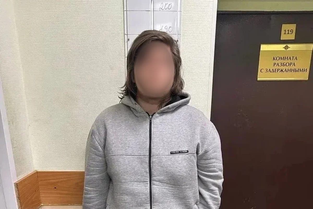 Ein junger Mann wurde wütend auf einen erwachsenen St. Petersburg, zündete einen BMW an und rannte davon