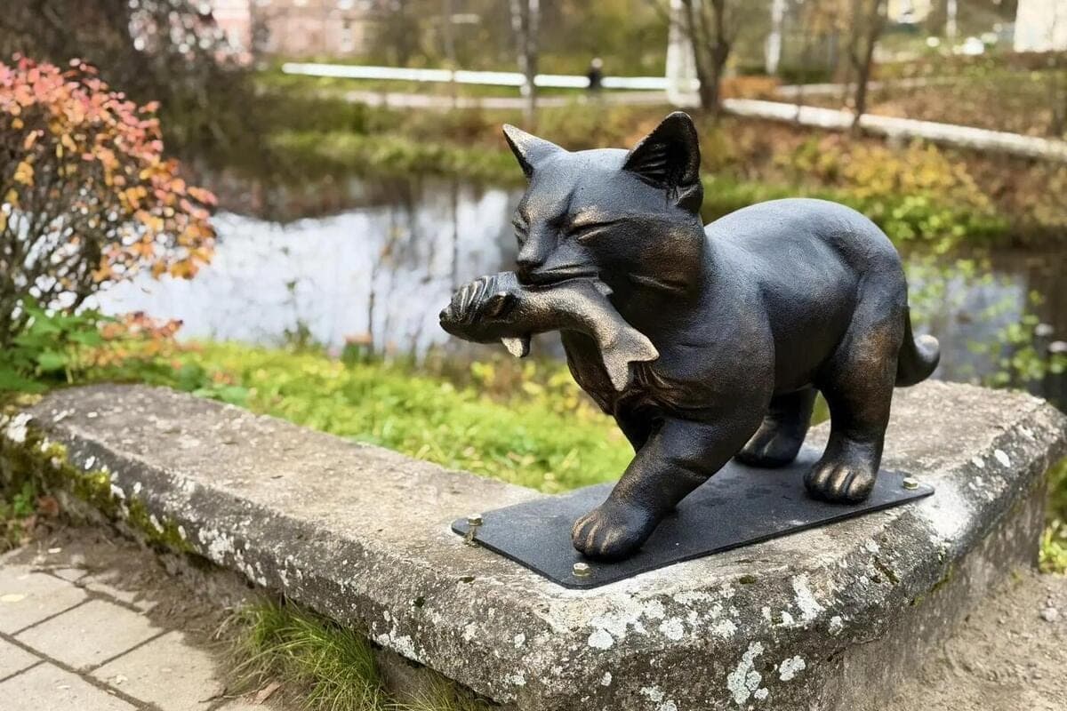 In Novaya Ladoga, after the monument to the smelt, a bronze fishing cat appeared