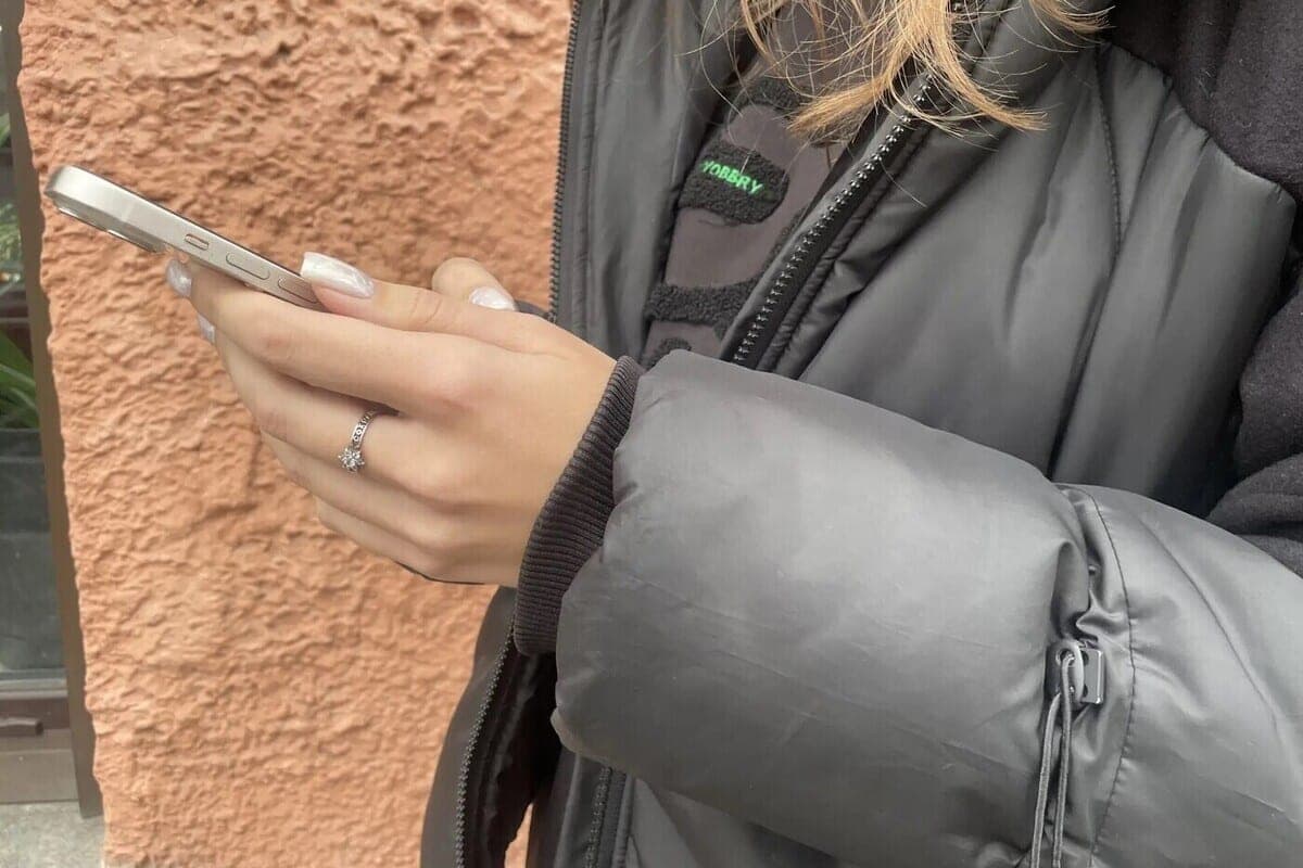 In Murmansk, a man stole a smartphone forgotten in a shopping center for 25 thousand rubles