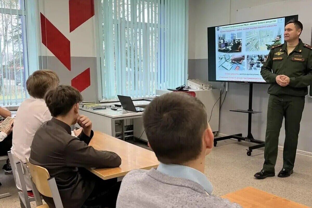 В Пролетарской школе Серпухова прошла встреча с представителем Военной академии РВСН