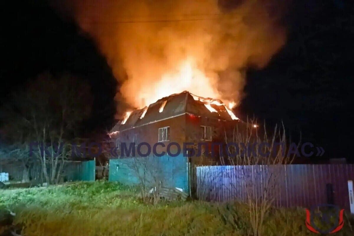 Пожарные Подмосковья спасли дом с мансардой в селе Гора
