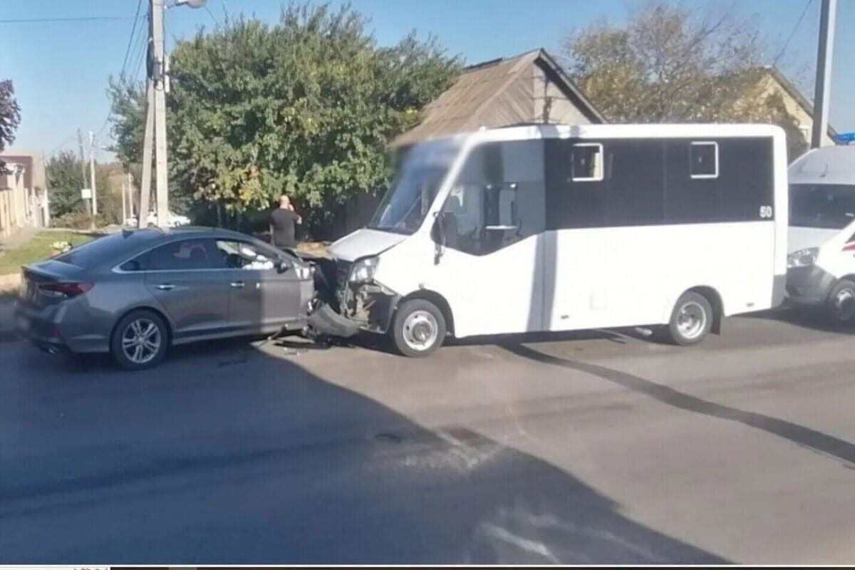 В Волгограде восемь пассажиров маршрутного такси пострадали в ДТП