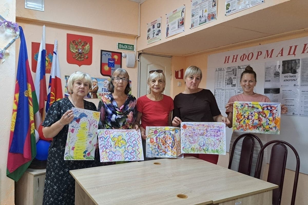 В Сочи пожилые участники творческой встречи выразили эмоции через живопись