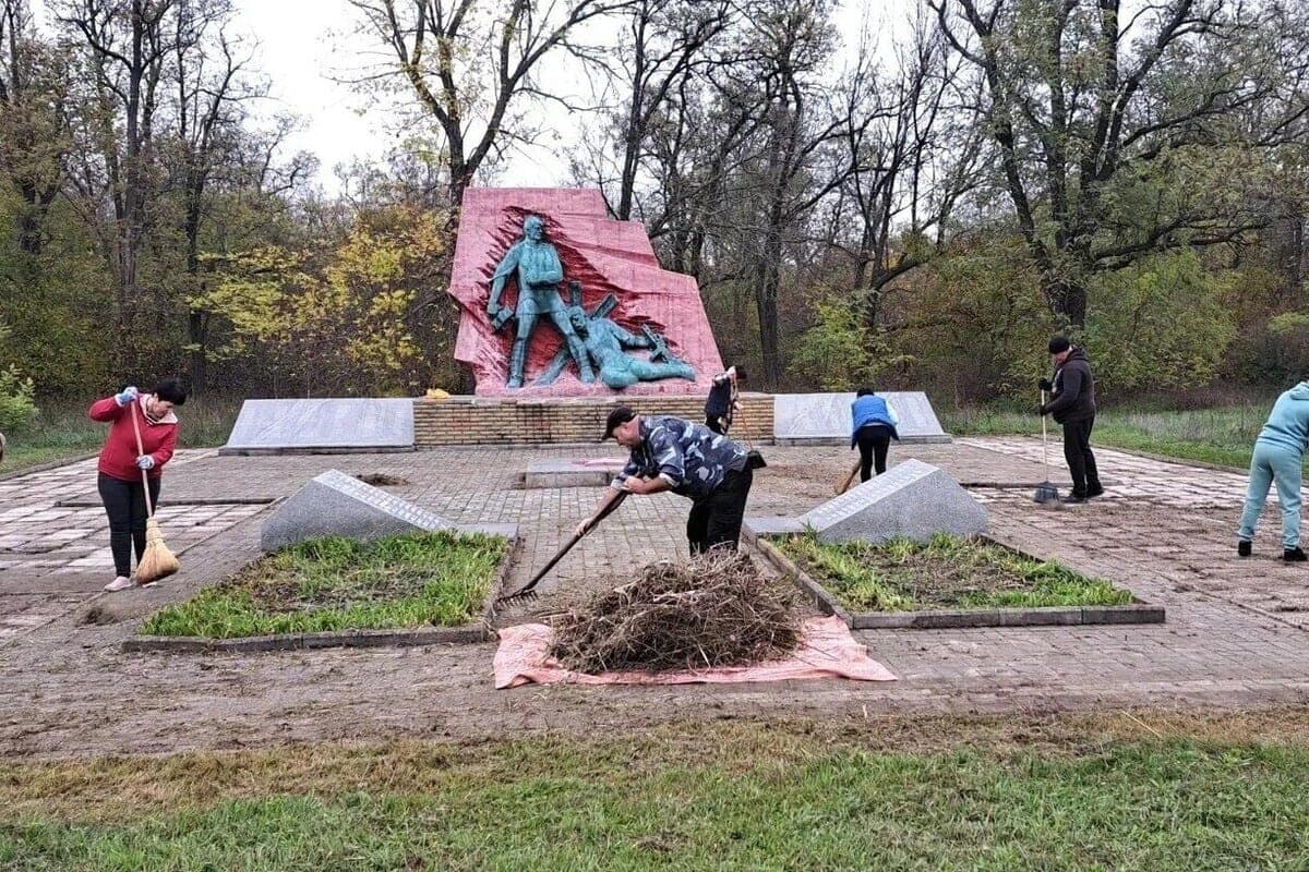 Жители Михайловского округа привели в порядок воинские мемориалы