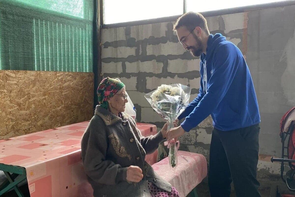 Молодогвардейцы навестили 100-летнюю жительницу Чонгара, пекшую хлеб для партизан